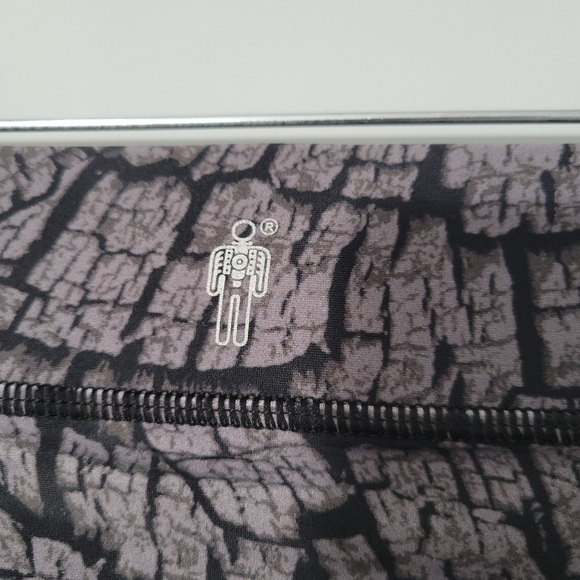 Human Performance Engineering HPE Carbon Oak Curve 3/4 Capri Leggings - Picture 9 of 11